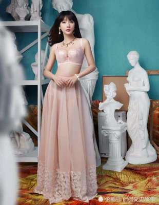 柳巖時(shí)尚演繹內(nèi)衣風(fēng)采，多色蕾絲盡顯優(yōu)雅與性感